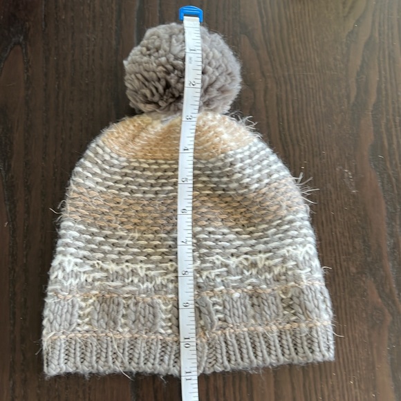 Knit hat with pom pom - Picture 4 of 5